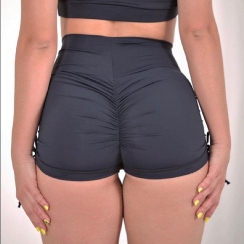 CLS SCUNCH BUTT SHORTS. SIZE SMALL.